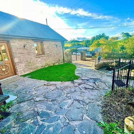 Vila Stone Built Barn In A Beautiful Rural Setting Llangwm-Isaf Exteriér fotografie
