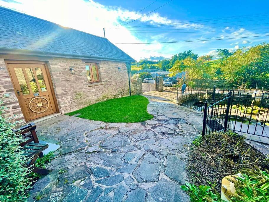 Vila Stone Built Barn In A Beautiful Rural Setting Llangwm-Isaf Exteriér fotografie