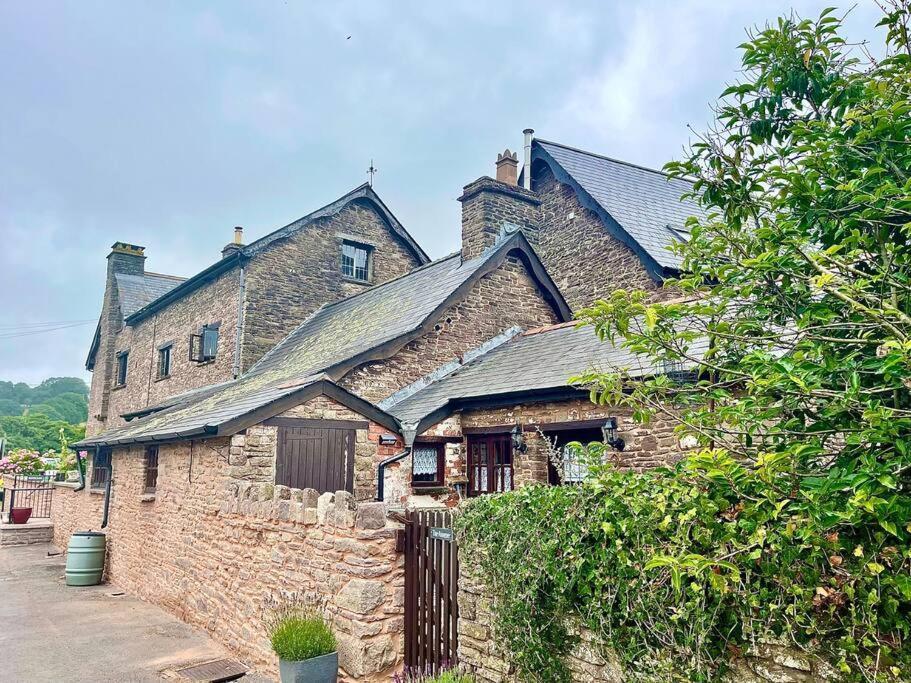 Vila Stone Built Barn In A Beautiful Rural Setting Llangwm-Isaf Exteriér fotografie