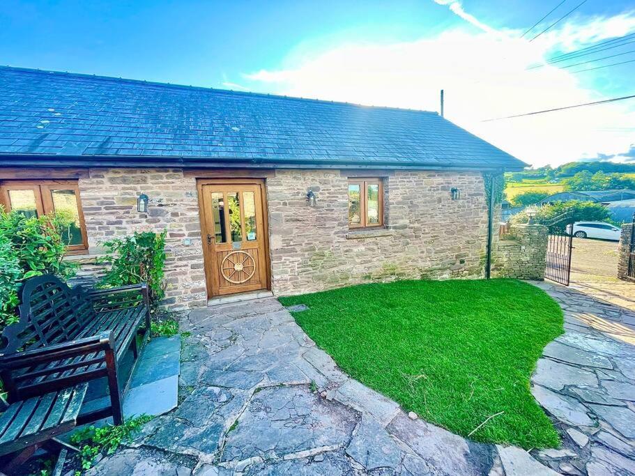 Vila Stone Built Barn In A Beautiful Rural Setting Llangwm-Isaf Exteriér fotografie